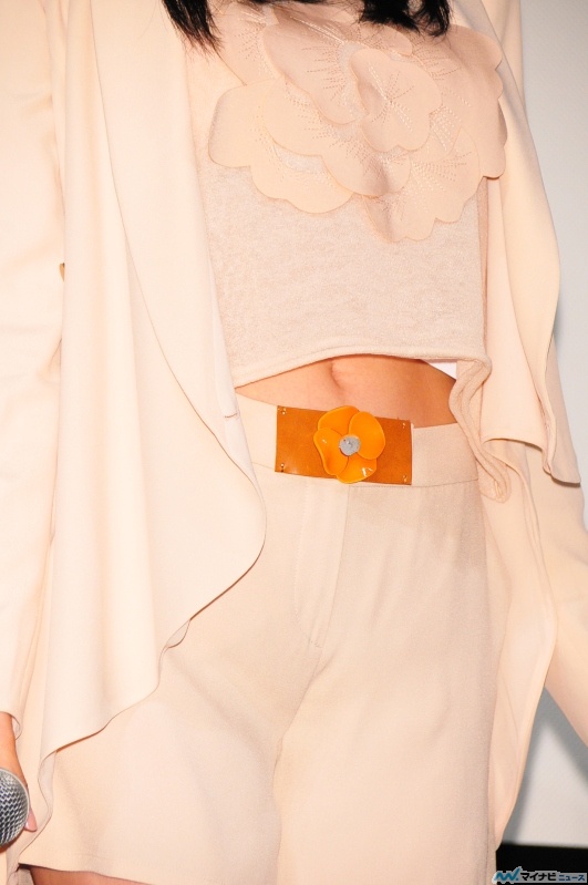 藤原紀香ちゃん(44)のヘソ出し衣装が可愛すぎると話題！これには熟女好き以外も大興奮！