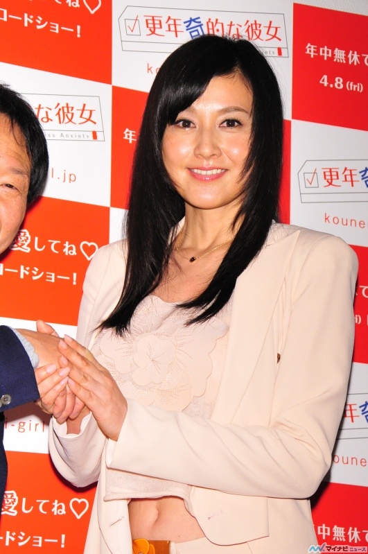 藤原紀香ちゃん(44)のヘソ出し衣装が可愛すぎると話題！これには熟女好き以外も大興奮！