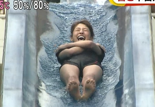 岡副麻希ちゃんがウォータースライダーでオマ●コの割れ目がくっきりと見えてしまうハプニング！GIF動画あり