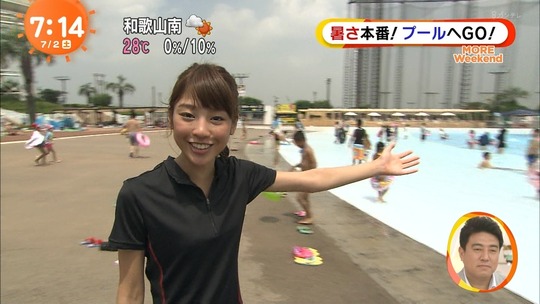 岡副麻希ちゃんがウォータースライダーでオマ●コの割れ目がくっきりと見えてしまうハプニング！GIF動画あり