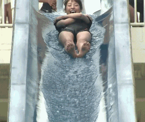 岡副麻希ちゃんがウォータースライダーでオマ●コの割れ目がくっきりと見えてしまうハプニング！GIF動画あり