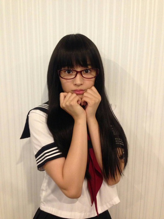 セーラー服のぶりっ子眼鏡JKになった広瀬すずちゃんがマジで可愛すぎると話題！