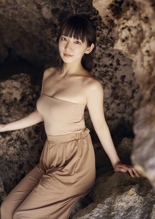 巨乳実力派女優・吉岡里帆ちゃんの子供の頃の写真と今の水着グラビアを見比べるとエロいと話題