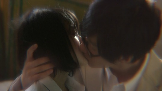 処女女優・吉本実憂ちゃんがブラの上から胸を揉まれ濃厚なキス！トップレスで抱き合う過激なドラマ「クズの本懐」が面白い！