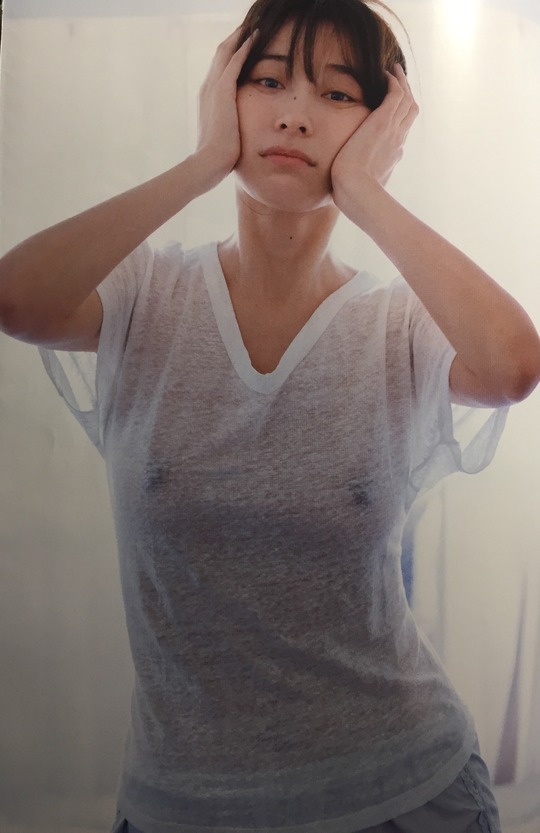 山崎真実ちゃん写真集で見せた黒乳首透けセミヌードショットがエロすぎると話題に