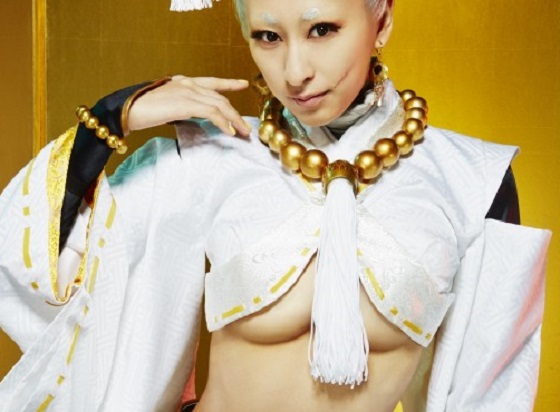 浅田舞さんが下乳全開のセクシー衣装で舞台にチャレンジし話題に！