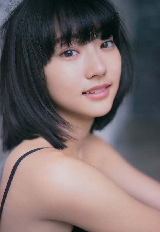 武田玲奈ちゃんの背中丸見せ横乳チラ見せ最新グラビアが可愛すぎると話題に