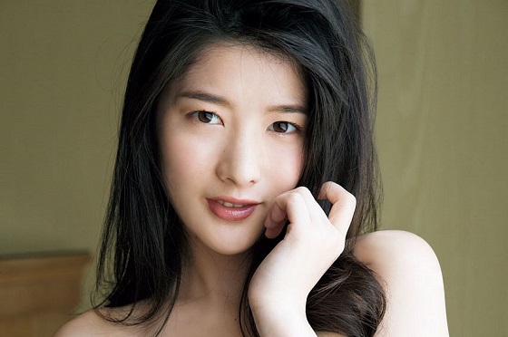 仮面女子・神谷えりなちゃんの手ブラセミヌードがエロすぎる！さらにスケ下着で生尻丸見え！