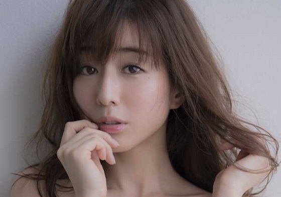 田中みな実ちゃんの手ブラセミヌードがエロすぎる！推定Eカップバストを惜しげもなく披露！