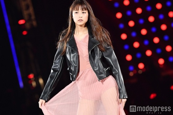山本美月ちゃんが透け透けスカートパンティ丸見せでランウェイを闊歩！
