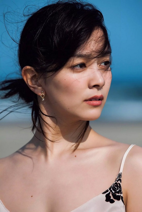 石橋杏奈ちゃん(25)が3年ぶりの写真集でエッチすぎる濡れ水着姿を披露し話題に