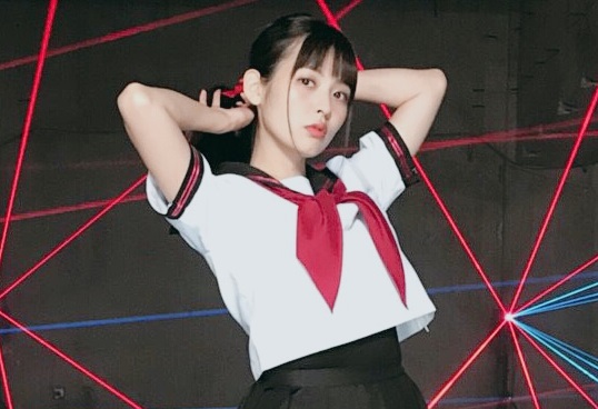上坂すみれちゃんがセーラー服姿でニーハイ太ももを披露！声優なのにエロすぎる！