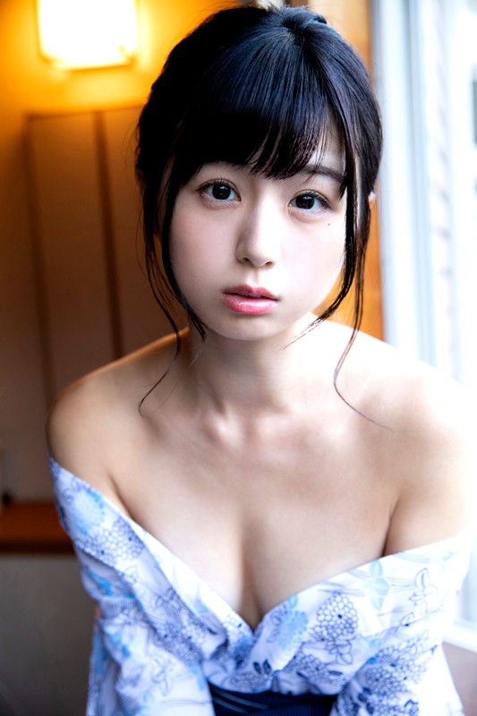 ロリ顔処女グラドルとして人気だった栗田恵美ちゃんがほぼ着エロのIVで大陰唇を披露して話題に